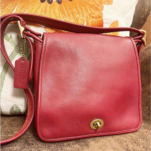 Coach Handbags - VINTAGE COACH RED COMPANION FLAP CROSSBODY BAG TURNLOCK 9715 w/HANGTAG 2001 EVC
